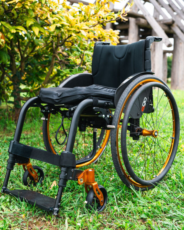 Einer unserer Bestseller: der @progeo_wheelchairs Ego.🦼

Der #Aktivrollstuhl überzeugt durch das innovative, einfach zu bedienende Faltsystem und die unschlagbare Starrheit. Noch dazu ist er ultraleicht und hat ein modernes Design. Auffallend anders, gerade im Hinblick auf den Spätsommer und den goldenen Herbst. Fragt gerne bei uns an.👩‍🦽👨‍🦽

#sanitaetshausroemer #rollstuhl #aktivsein #selbstbestimmtesleben #aktivrollstuhl #progeo