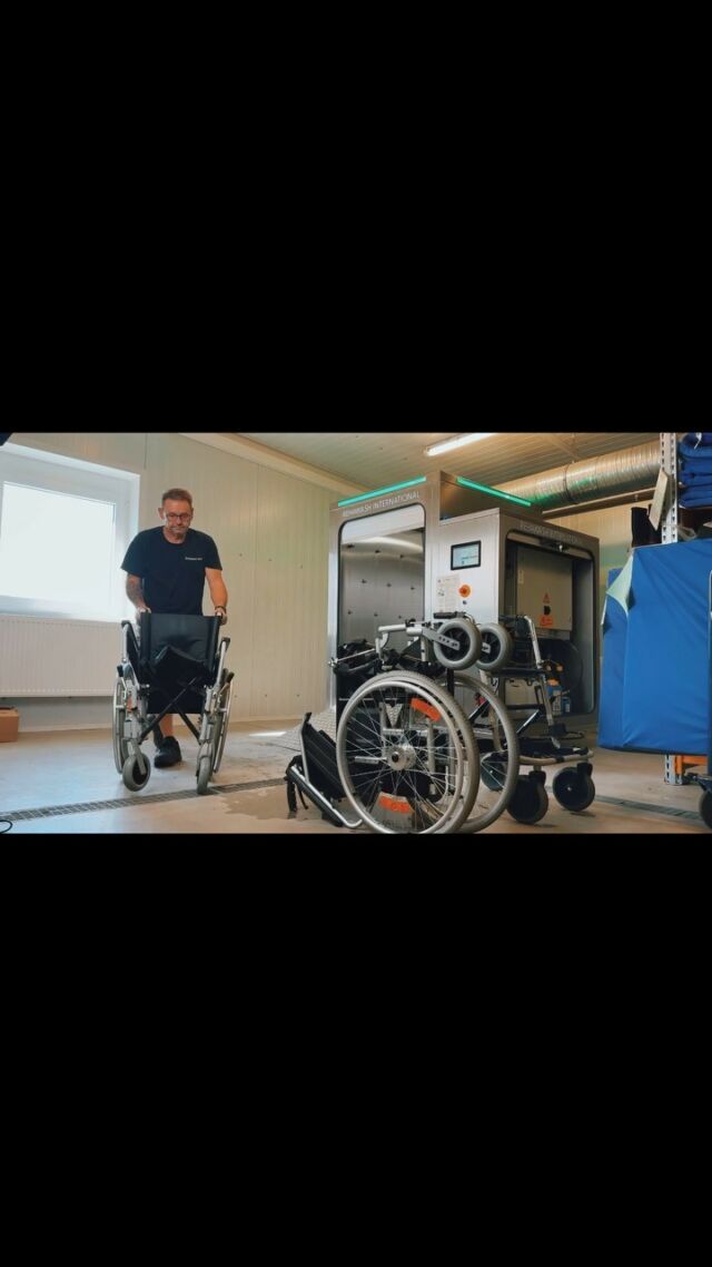 Unsere neue Reha-Waschanlage ist da! 🎥
In unserer Reha-Waschanlage werden alle unsere Hilfsmittel, die für den Wiedereinsatz bestimmt sind, gereinigt und desinfiziert. An unserem Standort in Herxheim reinigen und desinfizieren wir für Sie Rollatoren, Gehhilfen, Rollstühle, Toilettenstühle und weiteres Reha-Zubehör. Auch Pflege- und Krankenhausbetten können in Transportstellung in unserer modernen Waschstraße gereinigt werden. 👨‍🦽👩‍🦼🦼Im Video geben wir euch einen Einblick. 🎥