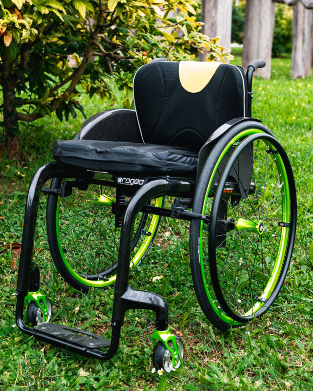 Dynamischer Fahrspaß mit unserem @progeo_wheelchairs Aktivrollstuhl. Heute zeigen wir euch die Neon-Grüne Variante. Wir finden er ist ein echter Hingucker. Noch dazu super bequem & ultra leicht in der Handhabung. 🦽

Wie findet ihr das Model? Schreibt‘s uns gerne in die Kommentare. 💬

#sanitaetshausroemer #rollstuhl #aktivsein #selbstbestimmtesleben #aktivrollstuhl #progeo